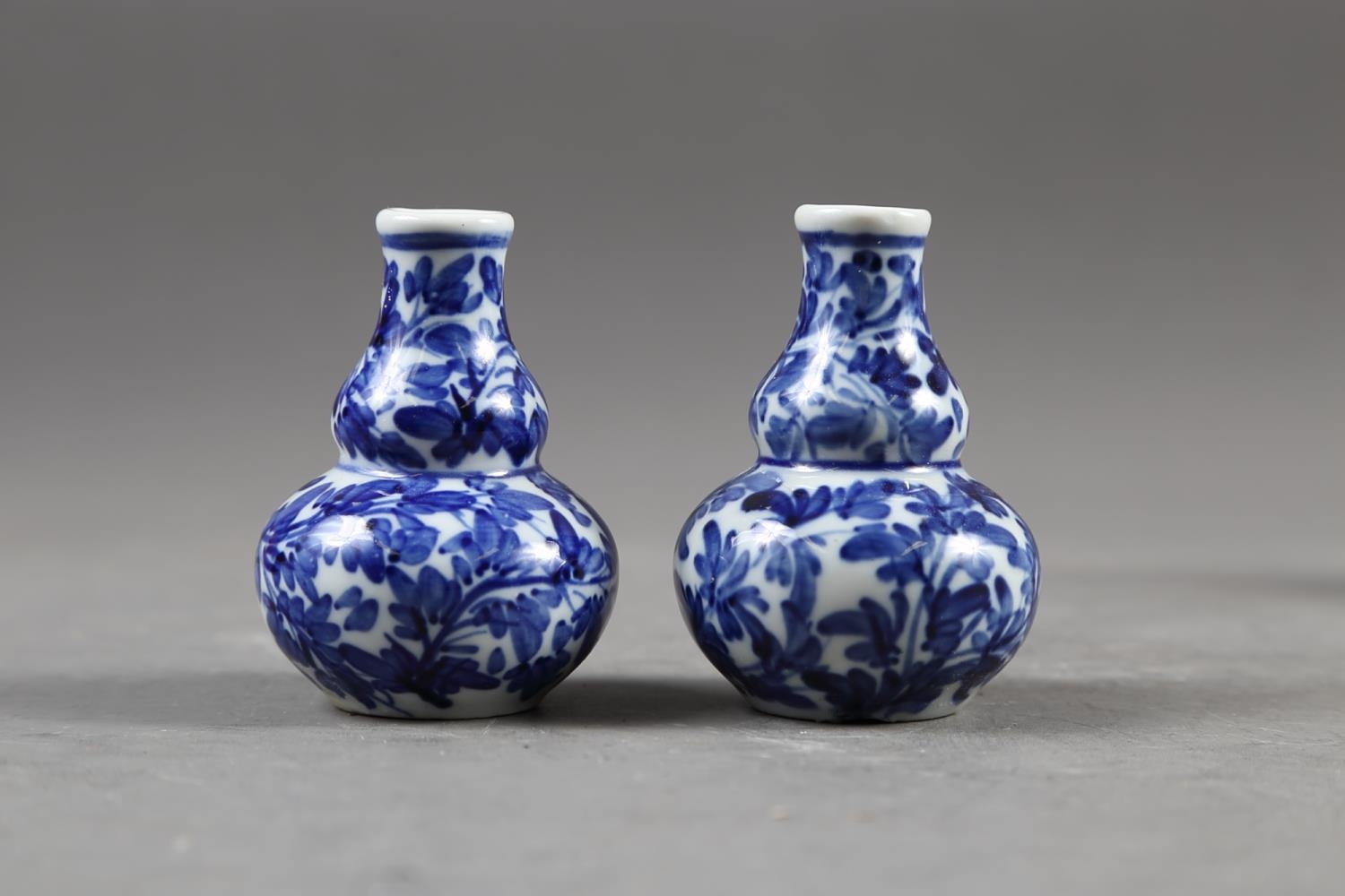 A Chinese blue, white and iron oxide glazed cylindrical miniature vase with warriors in a - Image 5 of 13