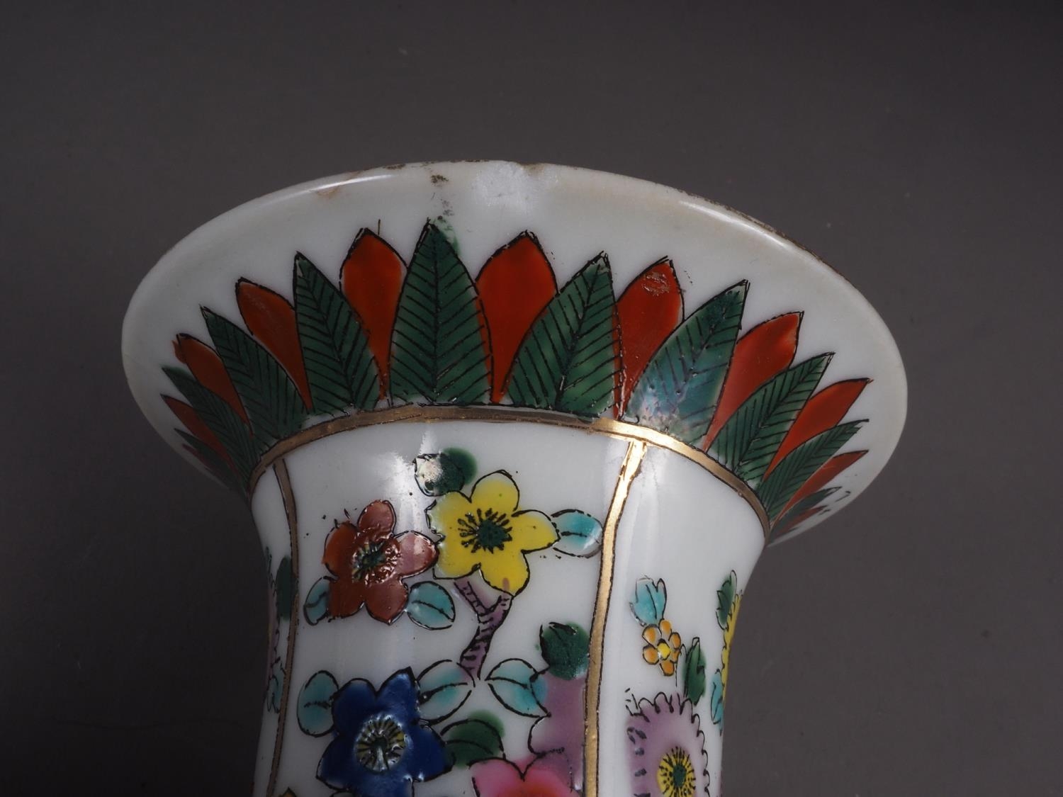 A pair of contemporary Chinese vases, a famille rose shaped edge plate and other items (damages) - Image 31 of 50