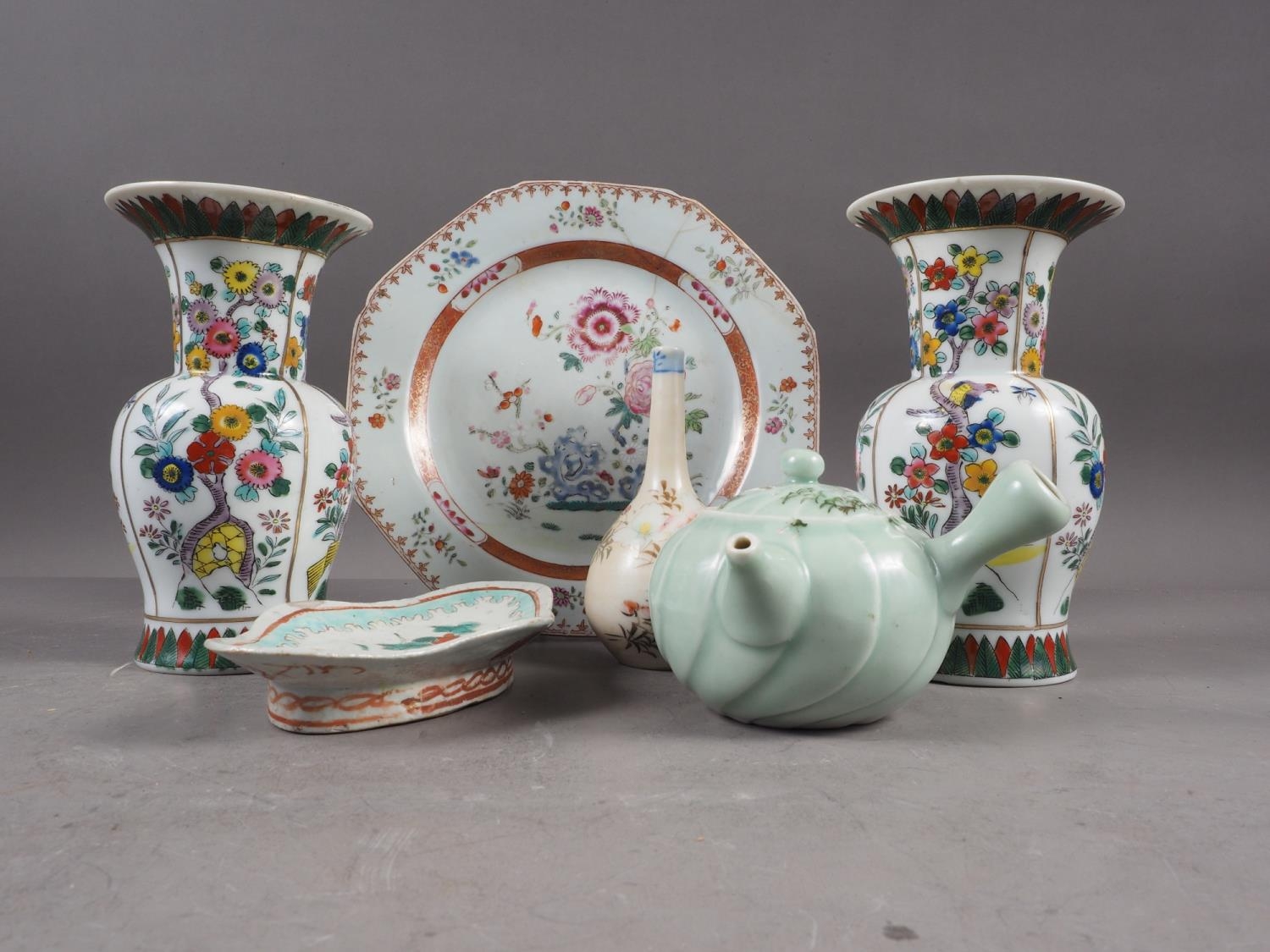 A pair of contemporary Chinese vases, a famille rose shaped edge plate and other items (damages) - Image 3 of 50