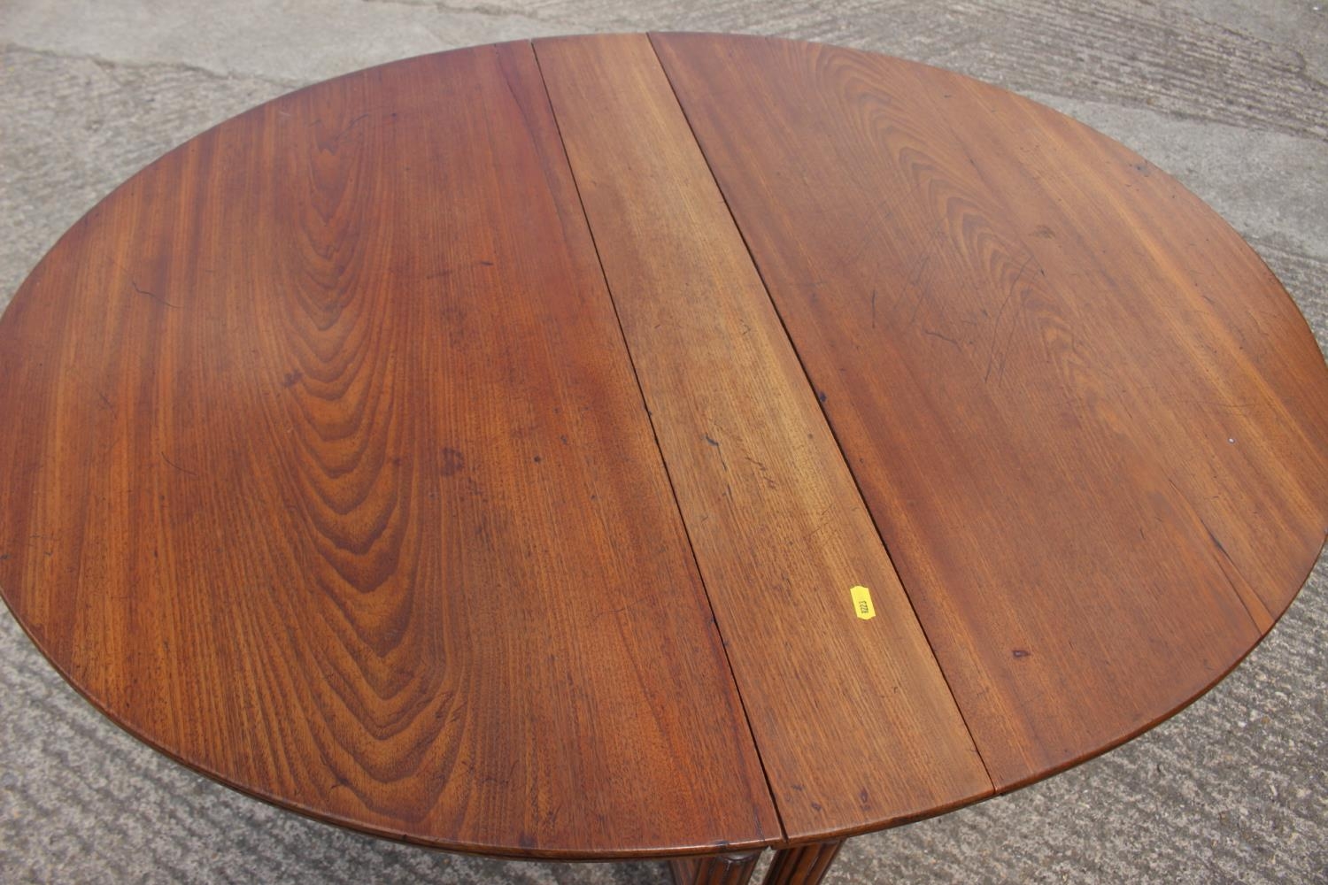 A late 19th century walnut Sutherland tea table, on slender reeded supports - Image 3 of 3