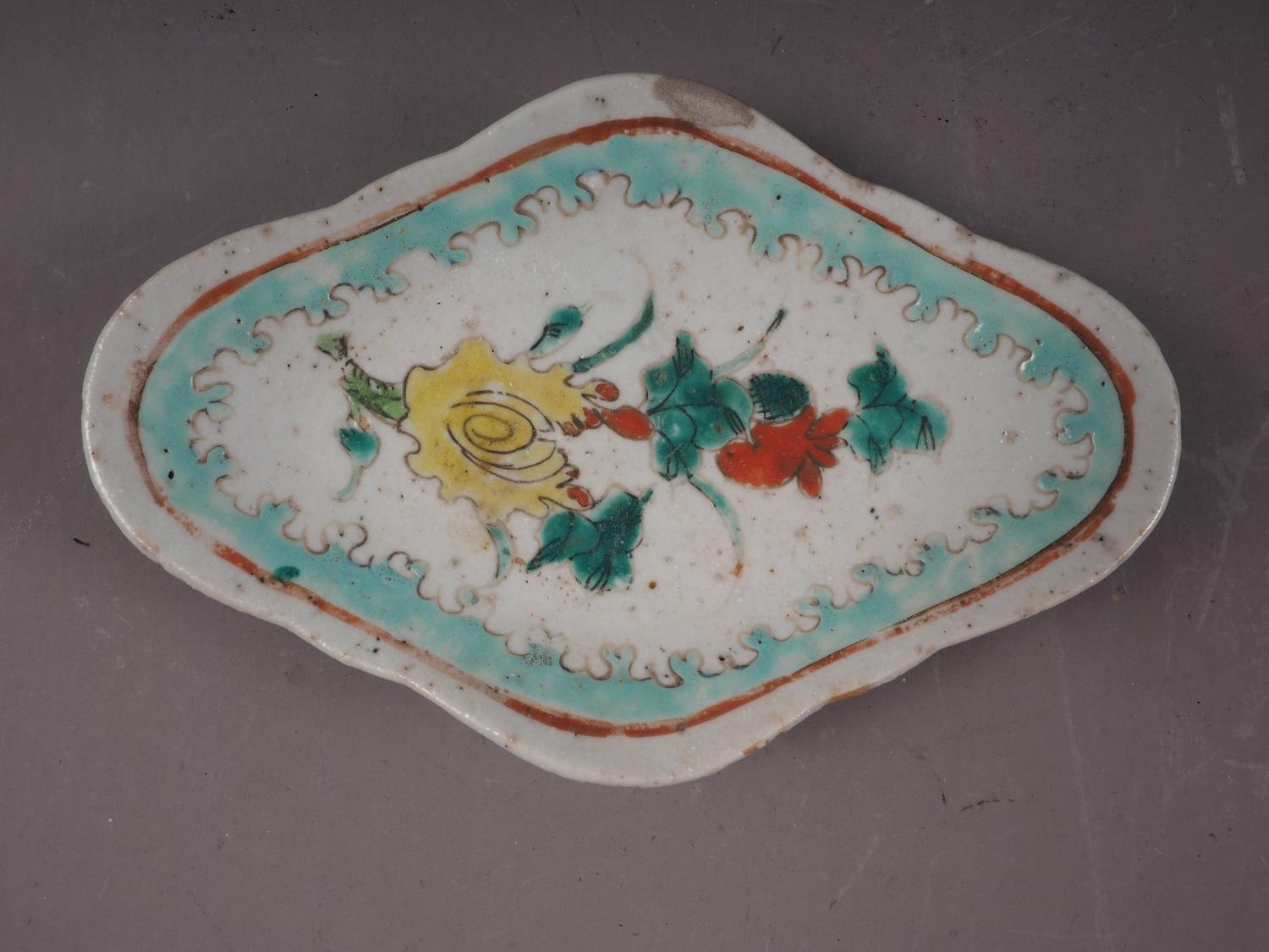 A pair of contemporary Chinese vases, a famille rose shaped edge plate and other items (damages) - Image 33 of 50