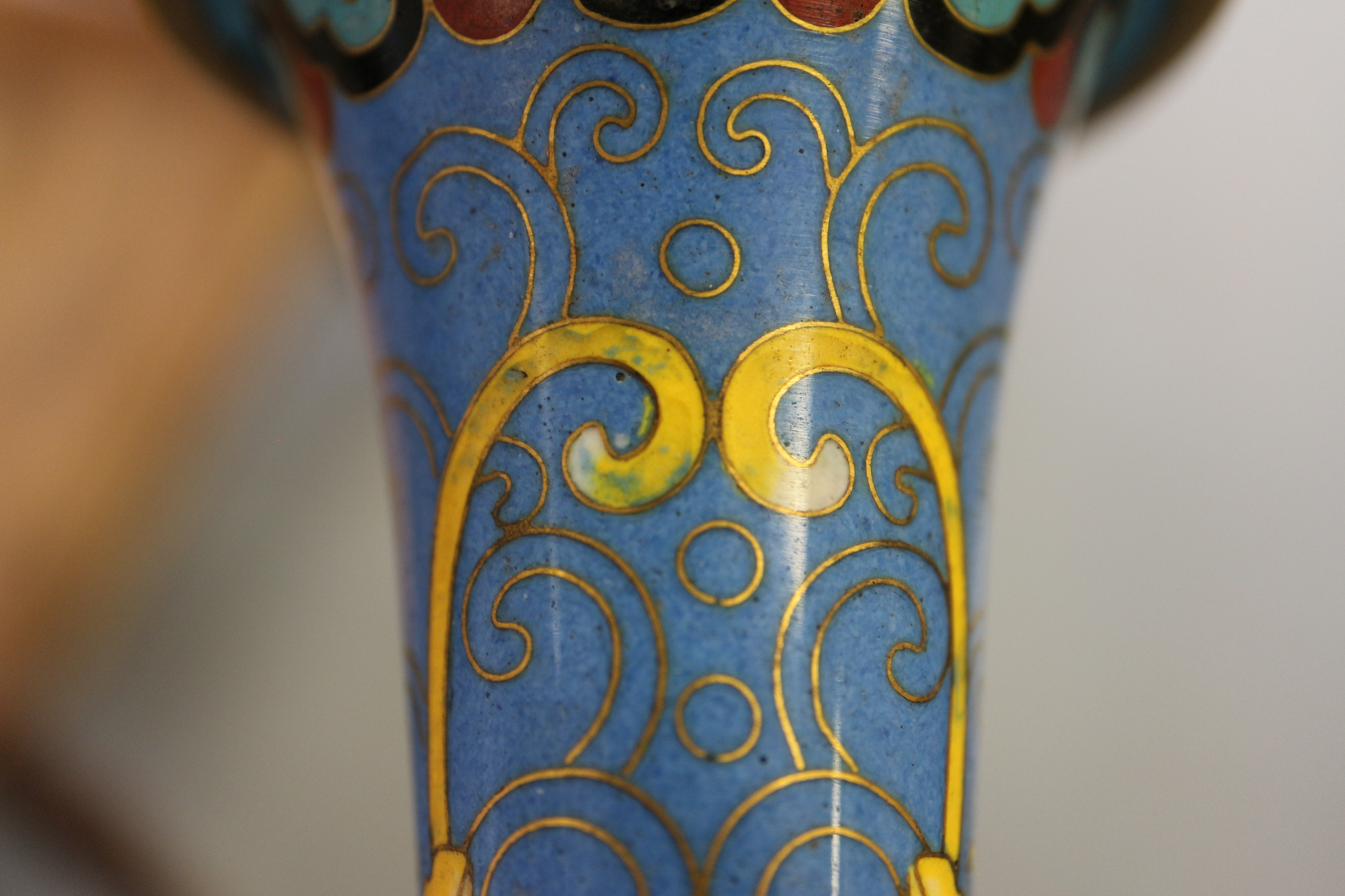 A Chinese cloisonne bulbous bottle neck vase with floral and scrolled designs on a blue ground, 8" - Image 16 of 18