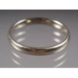 An 18ct white gold wedding band, size N, 2.8g