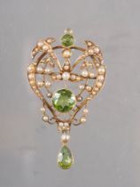 An Edwardian 15ct gold, seed pearl and peridot pendant/brooch, 7.3g