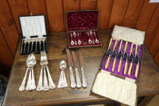 An eight place set of silver plated Kings pattern cutlery, a set of six plated tea spoons