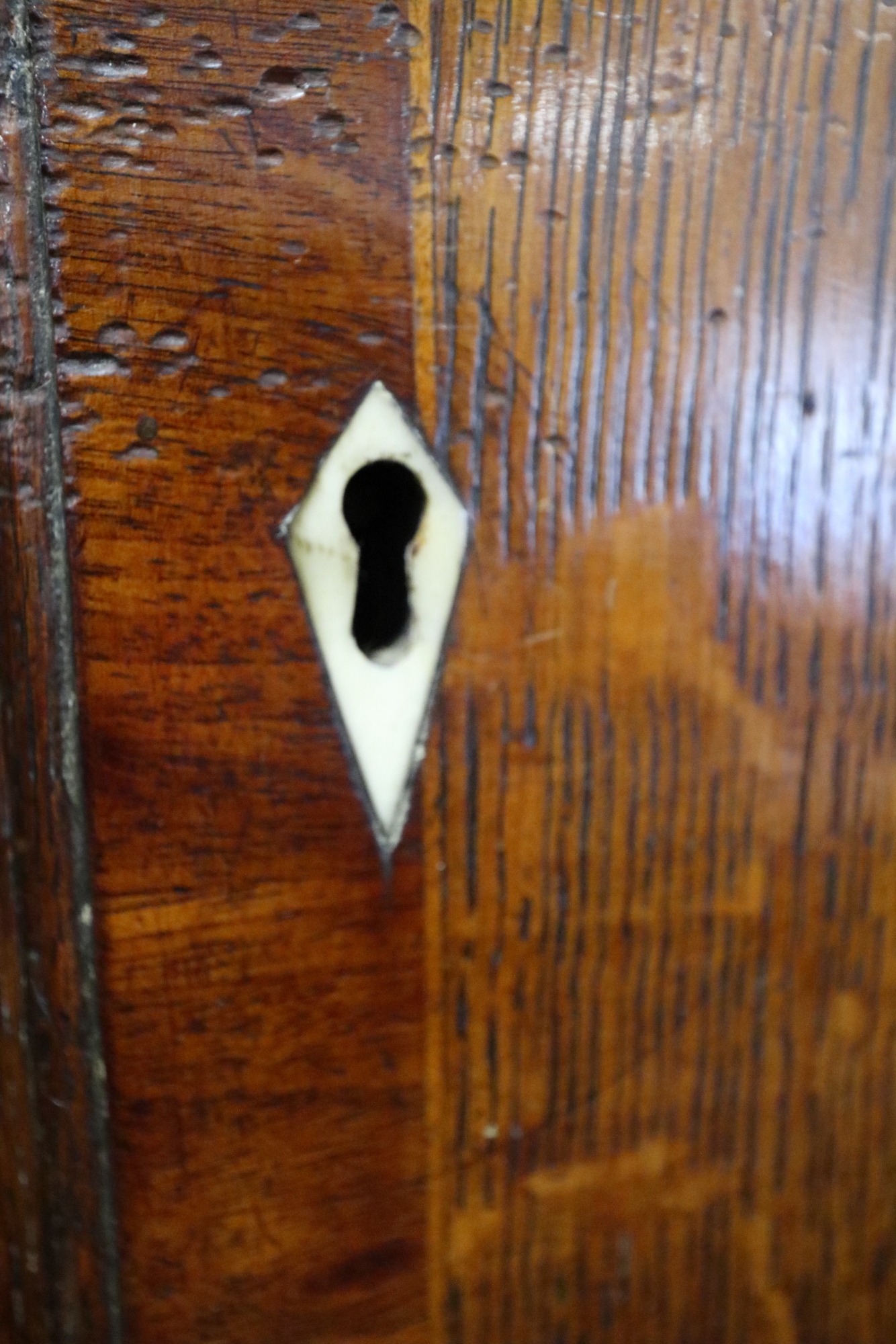 An early 19th century oak and mahogany banded dresser, the upper section fitted open shelves with - Image 5 of 6