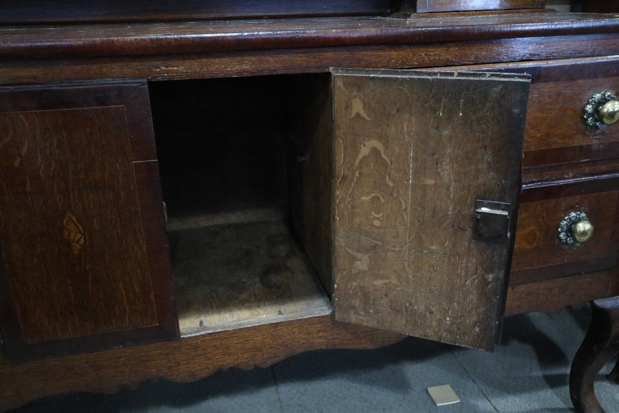 An early 19th century oak and mahogany banded dresser, the upper section fitted open shelves with - Image 4 of 6