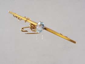 A 15ct gold and aquamarine bar brooch, 3g (stone chipped)