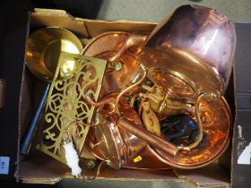 Two copper kettles, three frying pans, a brass saucepan and other items