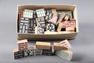 A quantity of early 20th century building blocks