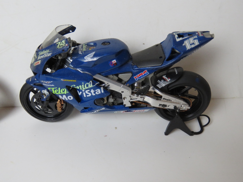 A quantity of five scale model racing bikes inc Suzuki, Honda and Yamaha. - Image 2 of 6