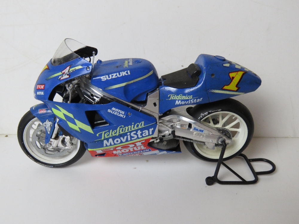 A quantity of five scale model racing bikes inc Suzuki, Honda and Yamaha. - Image 5 of 6