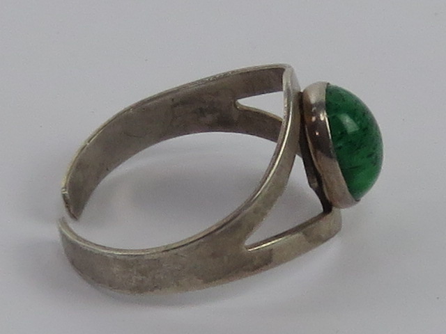 A sterling silver and green hardstone ring of geometric design, slightly adjustable size S-T. - Image 2 of 3