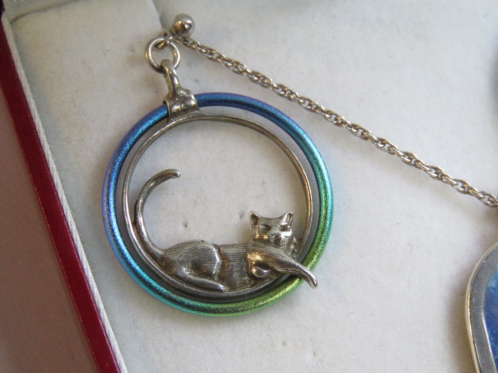 A delightful suite of cat themed jewellery comprising necklace and earrings in multicoloured - Image 2 of 4