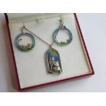 A delightful suite of cat themed jewellery comprising necklace and earrings in multicoloured