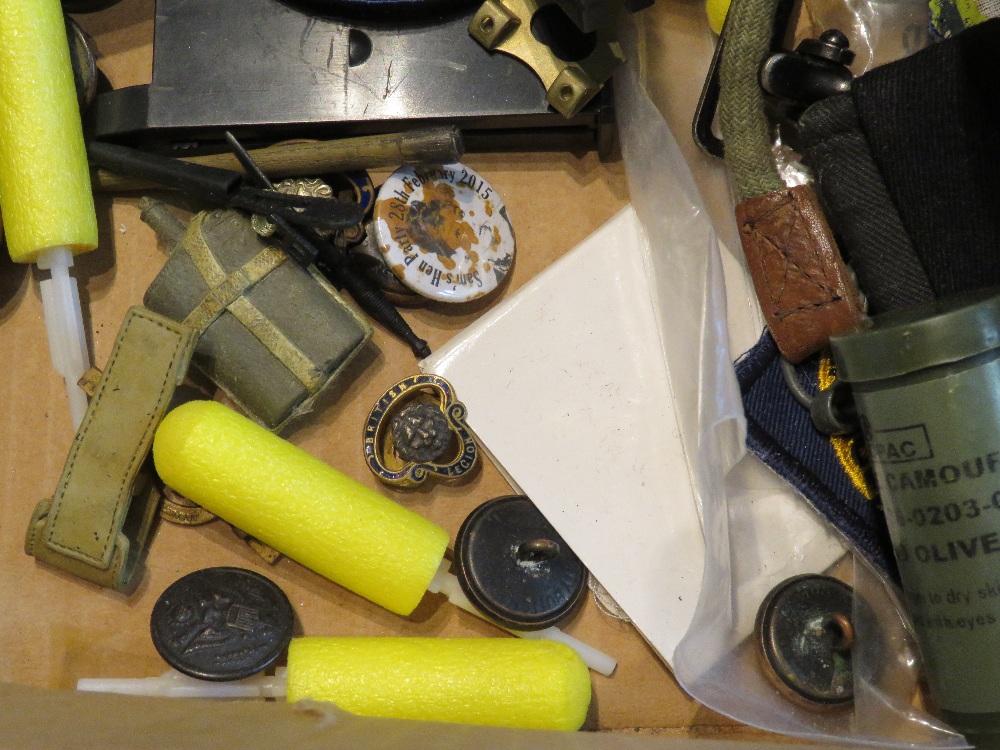 A quantity of assorted militaria inc thr - Image 3 of 4