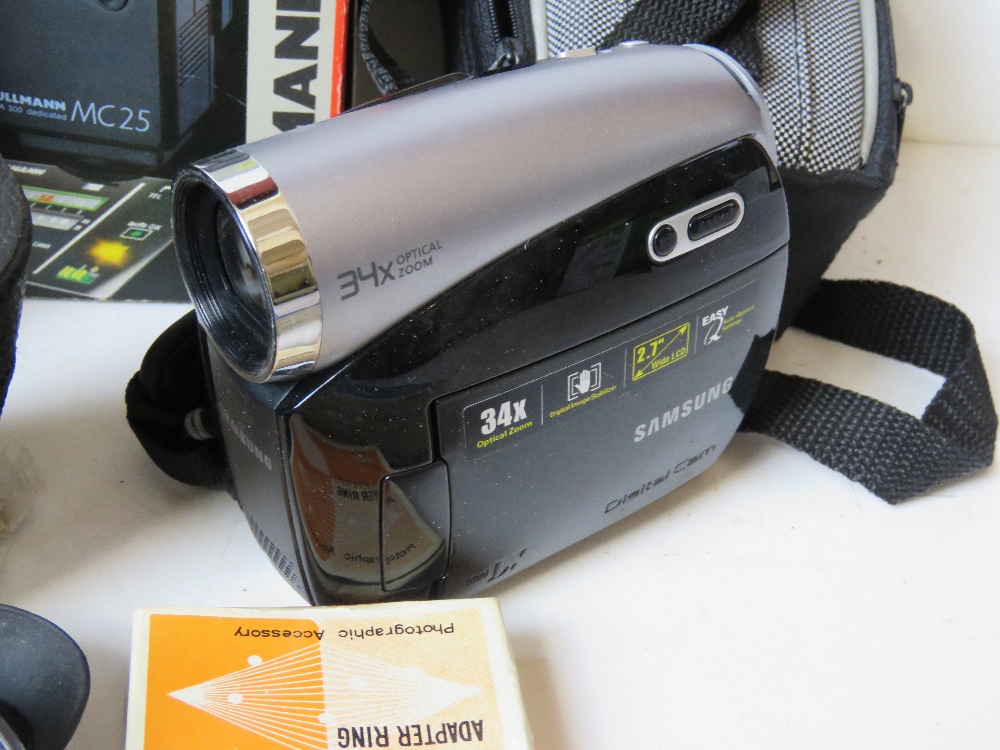 A quantity of assorted camera equipment inc Collmann flash in box, Sigma Aspherical 28-200 lens, - Image 2 of 6