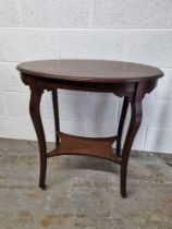 An Edwardian mahogany planter table raised over ceramic castors measuring approx.
