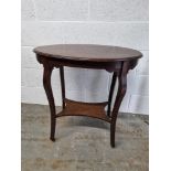 An Edwardian mahogany planter table raised over ceramic castors measuring approx.