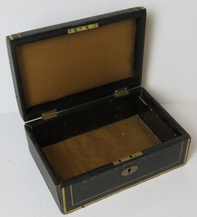 A delightful vintage green leather covered jewellery box having gilt decoration, - Image 2 of 4