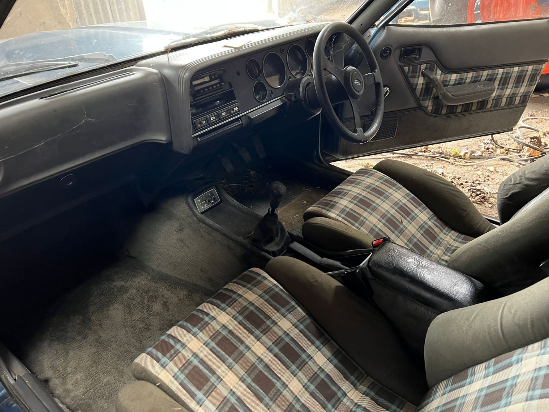 Ford Capri MkIII 2.8 Injection 1981 - Barn Find - Image 16 of 44