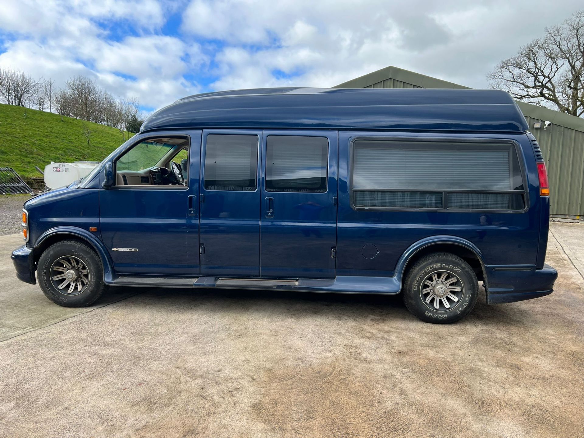 Chevrolet Express 2500 Eight Seat Luxury Bus 2001 - Image 2 of 16