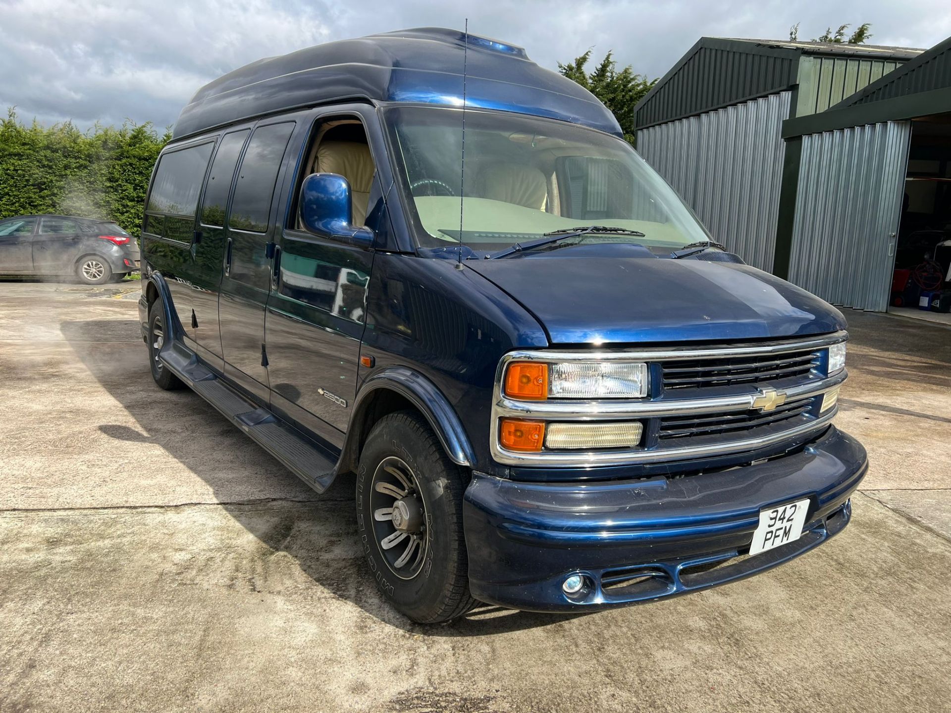 Chevrolet Express 2500 Eight Seat Luxury Bus 2001 - Image 12 of 16