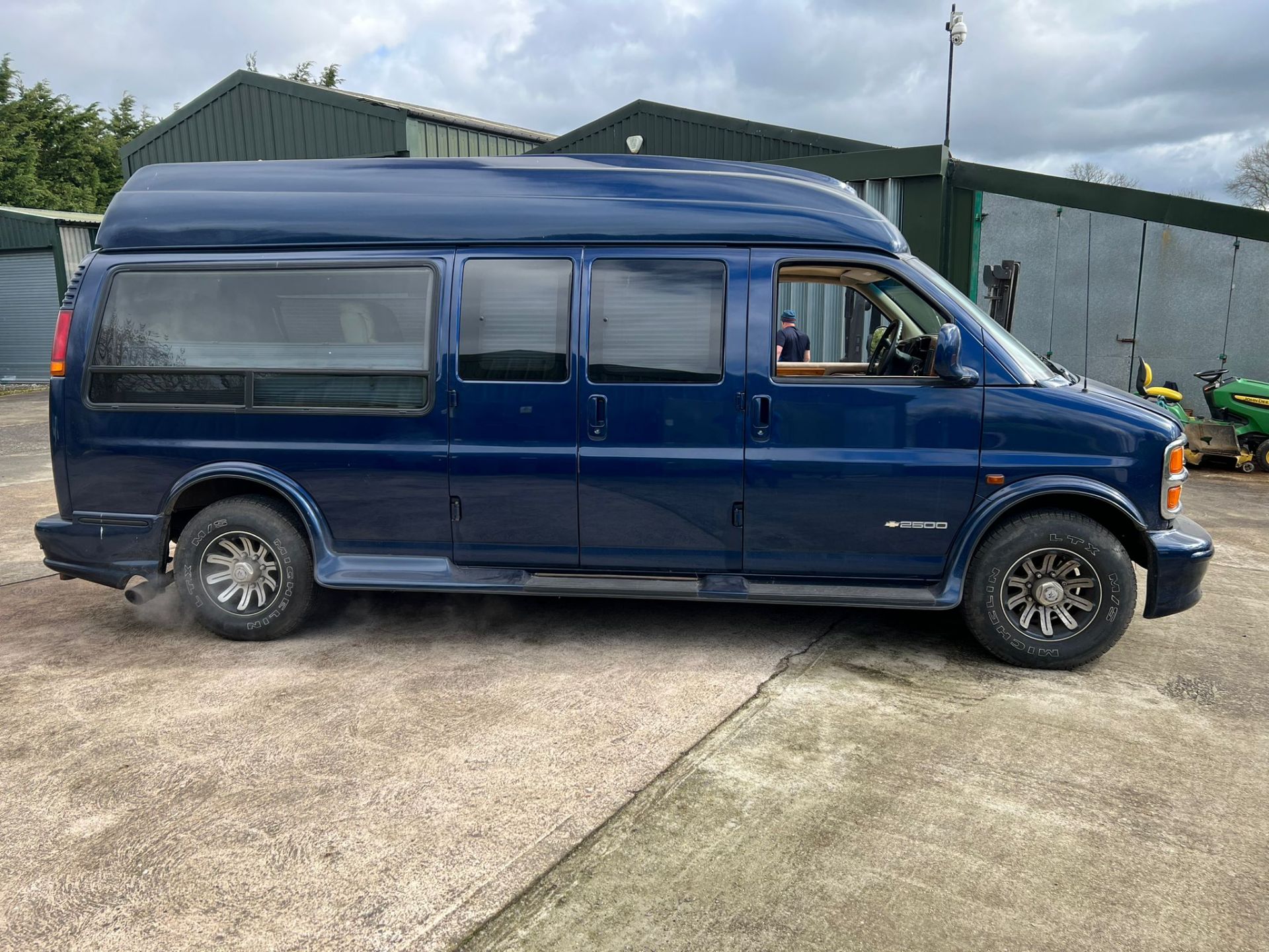 Chevrolet Express 2500 Eight Seat Luxury Bus 2001 - Image 11 of 16