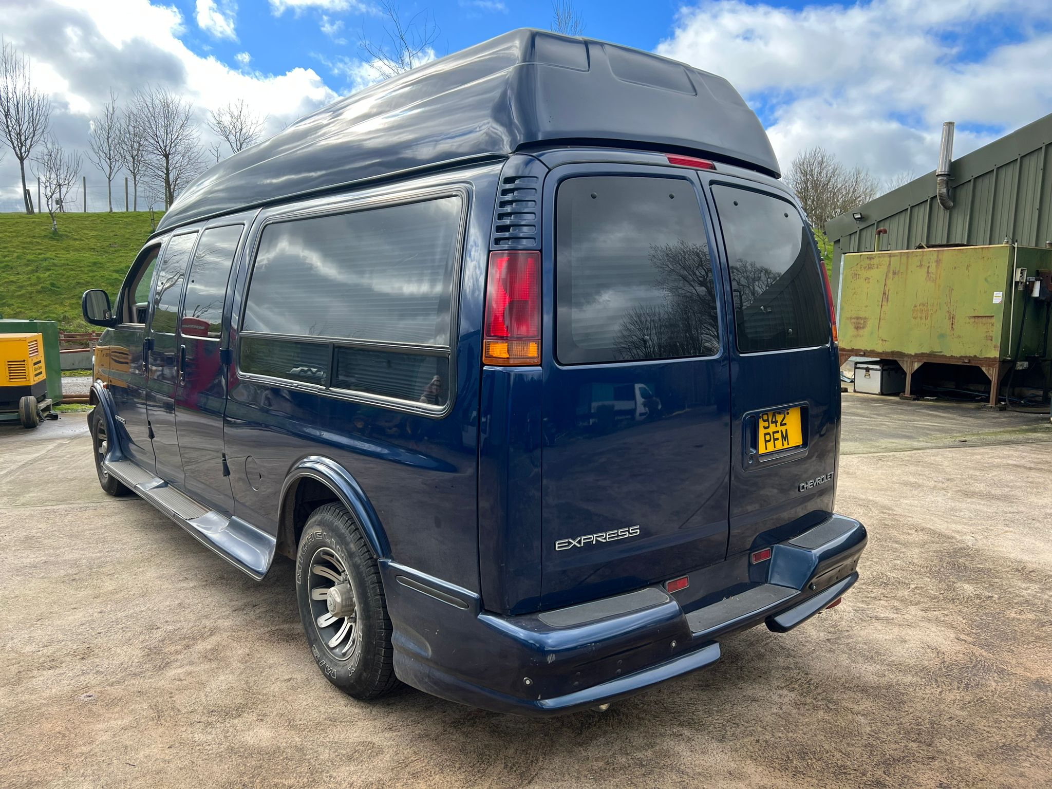 Chevrolet Express 2500 Eight Seat Luxury Bus 2001 - Image 4 of 16