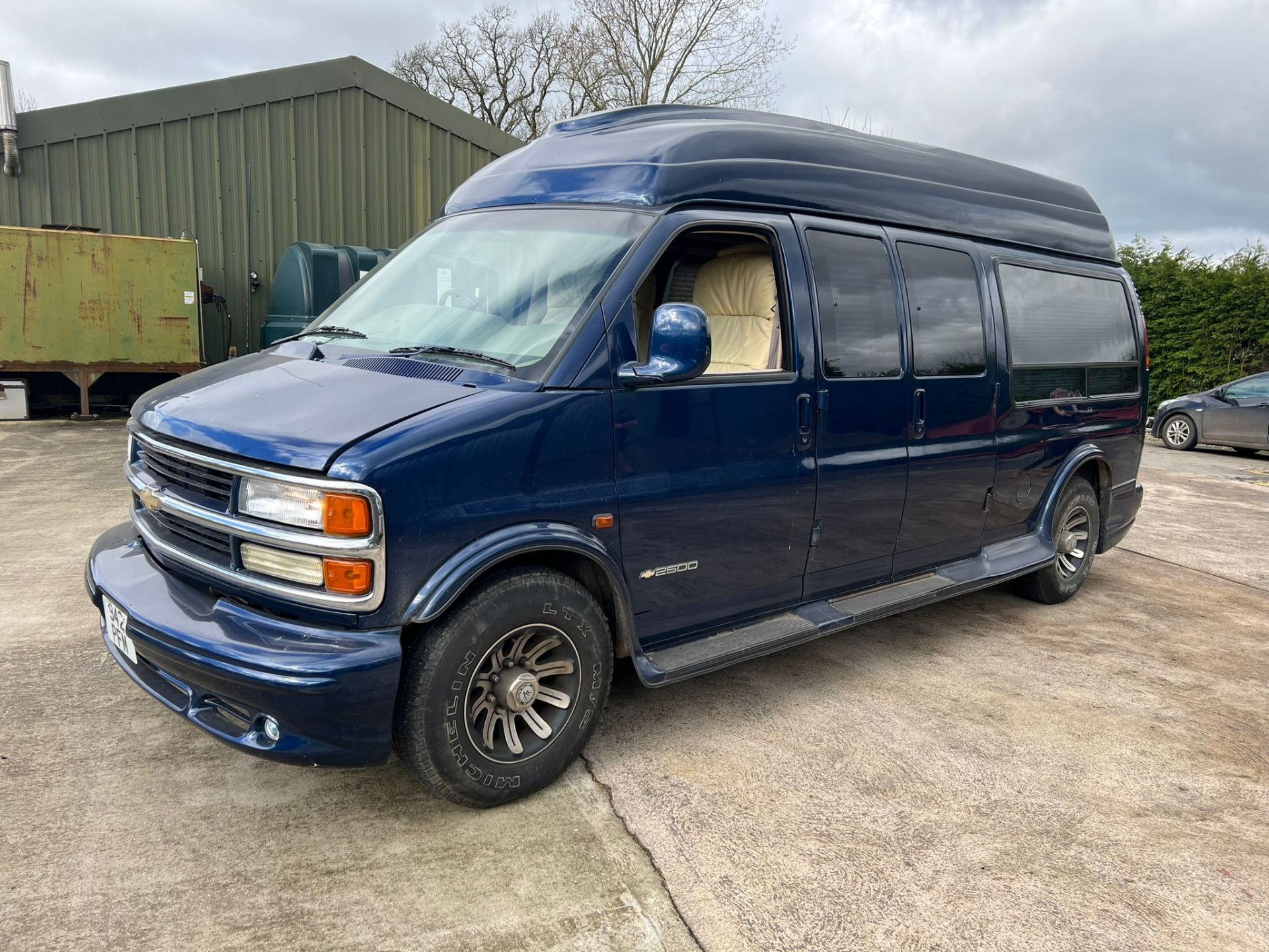 Chevrolet Express 2500 Eight Seat Luxury Bus 2001