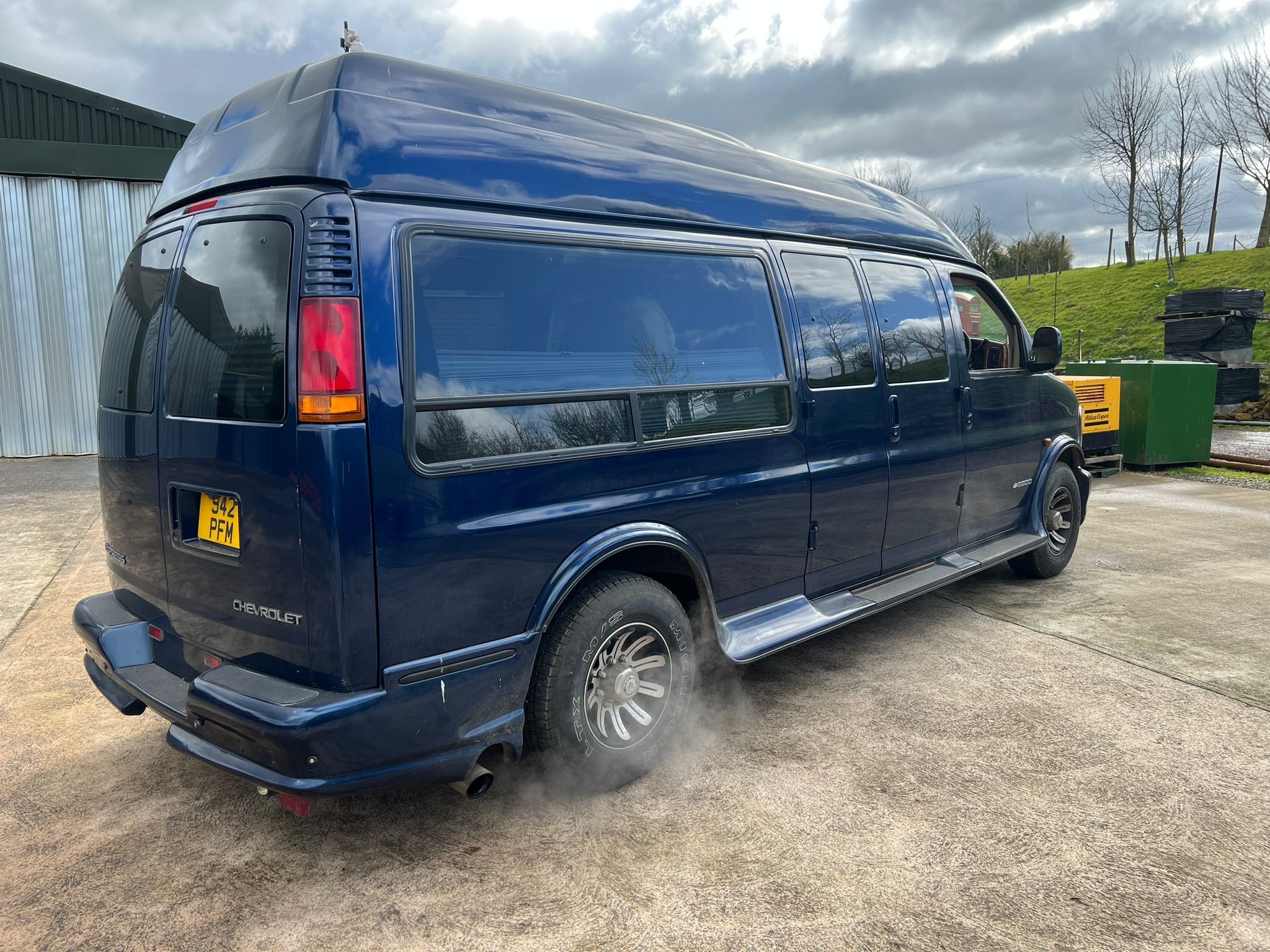 Chevrolet Express 2500 Eight Seat Luxury Bus 2001 - Image 3 of 16