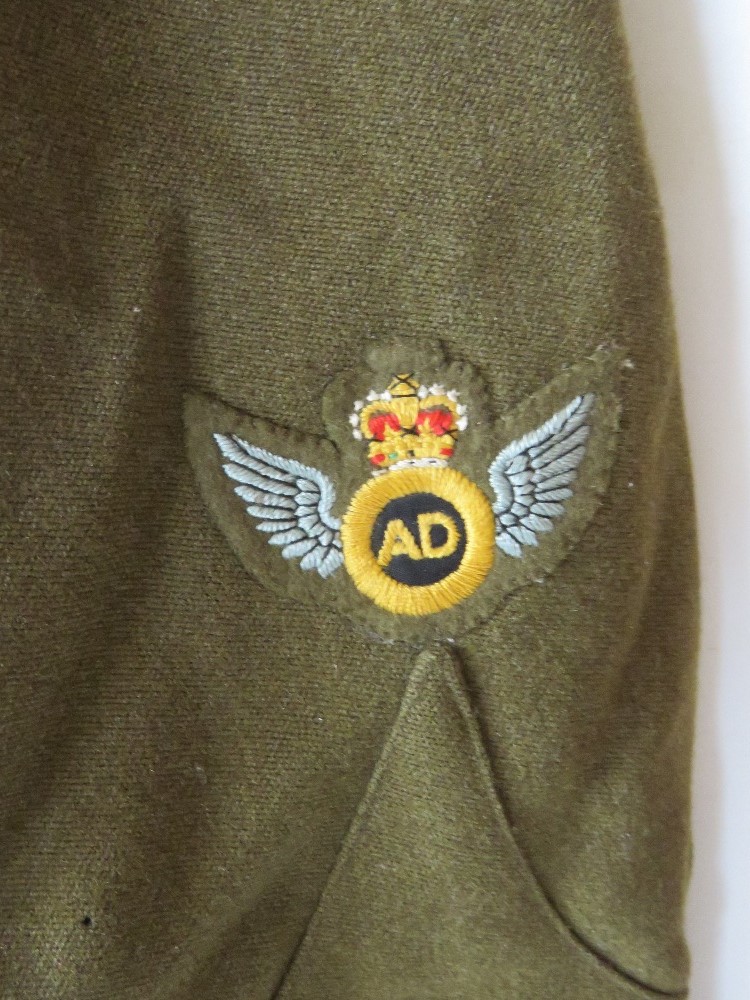 A British Army No 2 dress tunic, having badges and patches upon. - Bild 2 aus 3