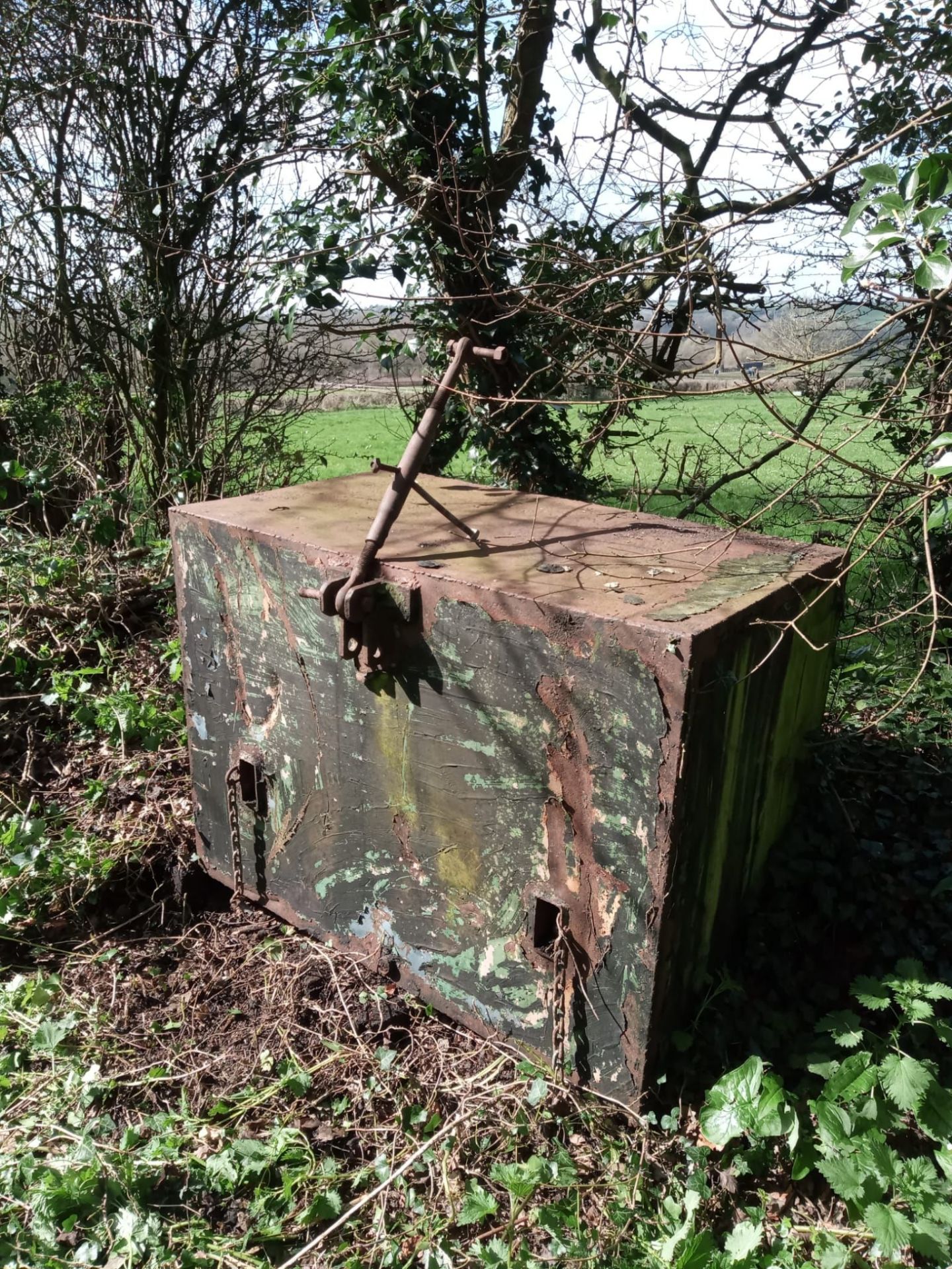 A substantial linkage mounted tractor weight 121 x 90 x 65cm.