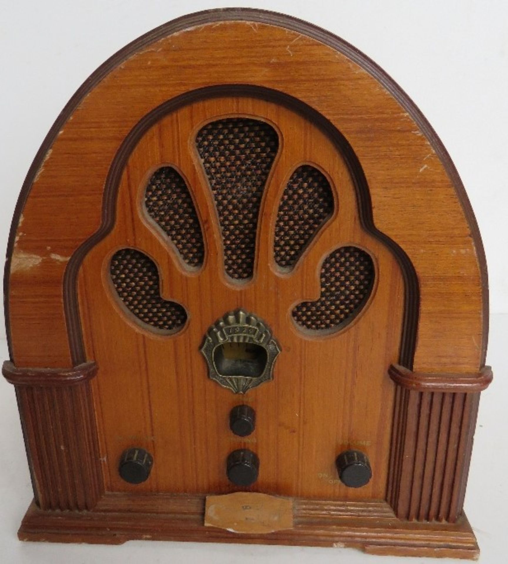 A Steepletone Radio. Disclaimer - all items in this sale are sold as untested without guarantee.