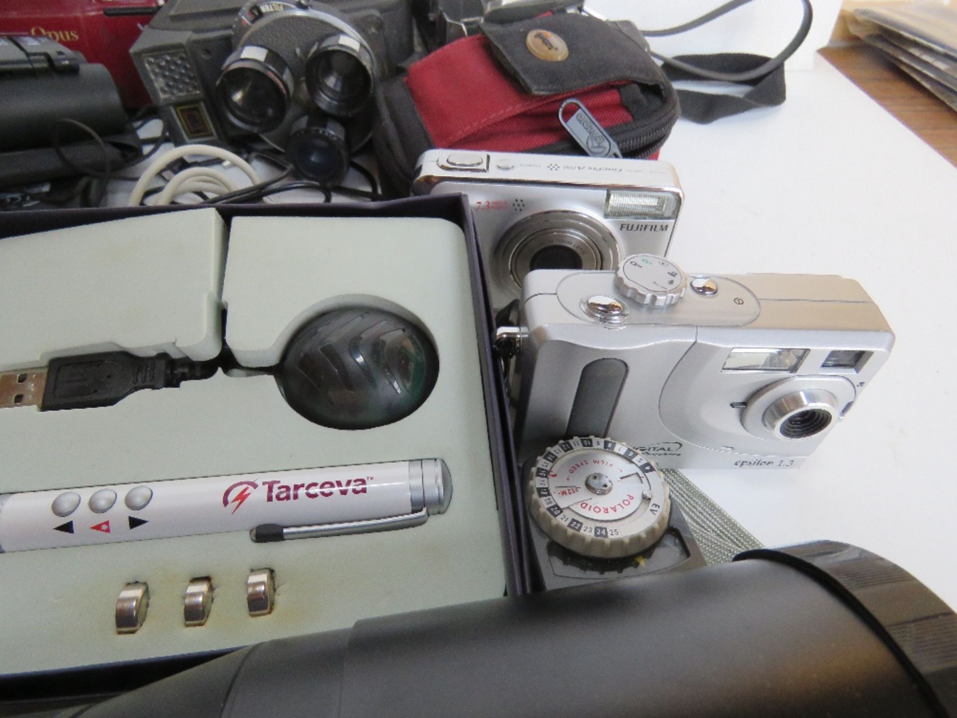 A quantity of assorted cameras and associated items inc Kodak Instamatic cameras, Canon Sure Shot, - Image 4 of 6