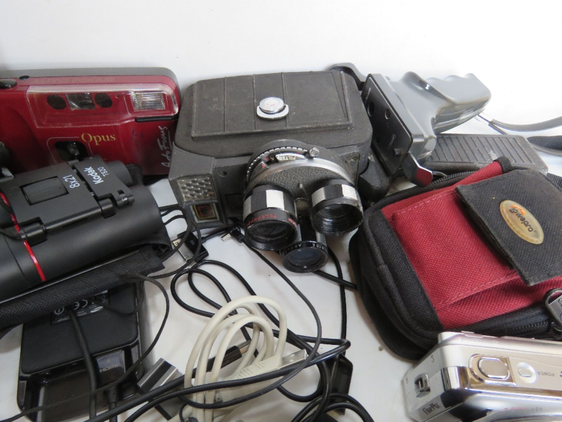 A quantity of assorted cameras and associated items inc Kodak Instamatic cameras, Canon Sure Shot, - Image 3 of 6