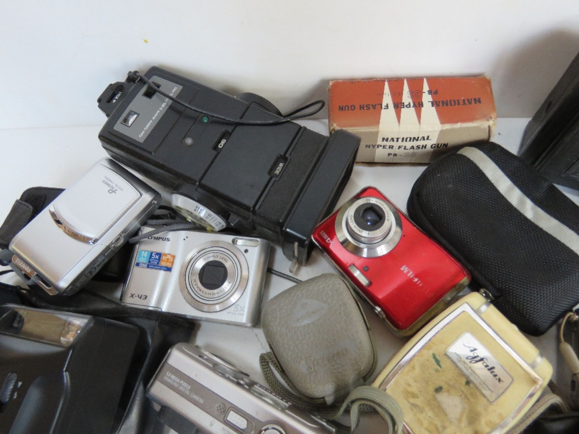 A quantity of assorted cameras and accessories inc Konica TC-X, Chinon, Flashmatic, etc. - Image 6 of 8