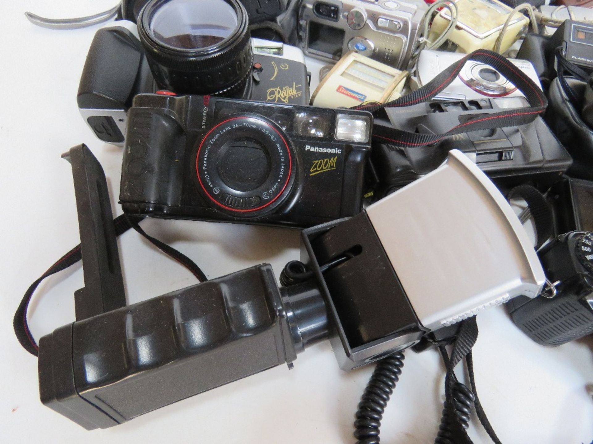 A quantity of assorted cameras and accessories inc Konica TC-X, Chinon, Flashmatic, etc. - Image 3 of 8