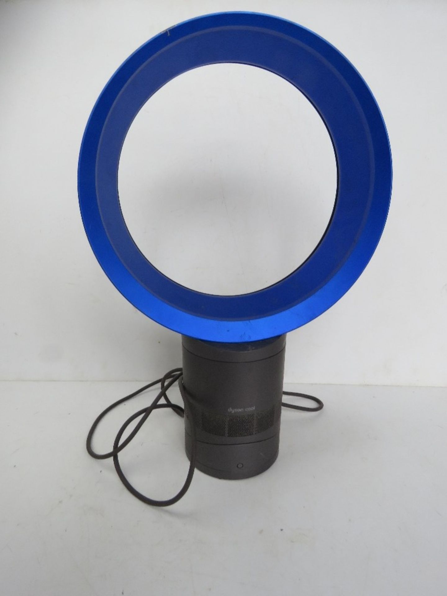 A Dyson tabletop fan. Disclaimer - all items in this sale are sold as untested without guarantee.