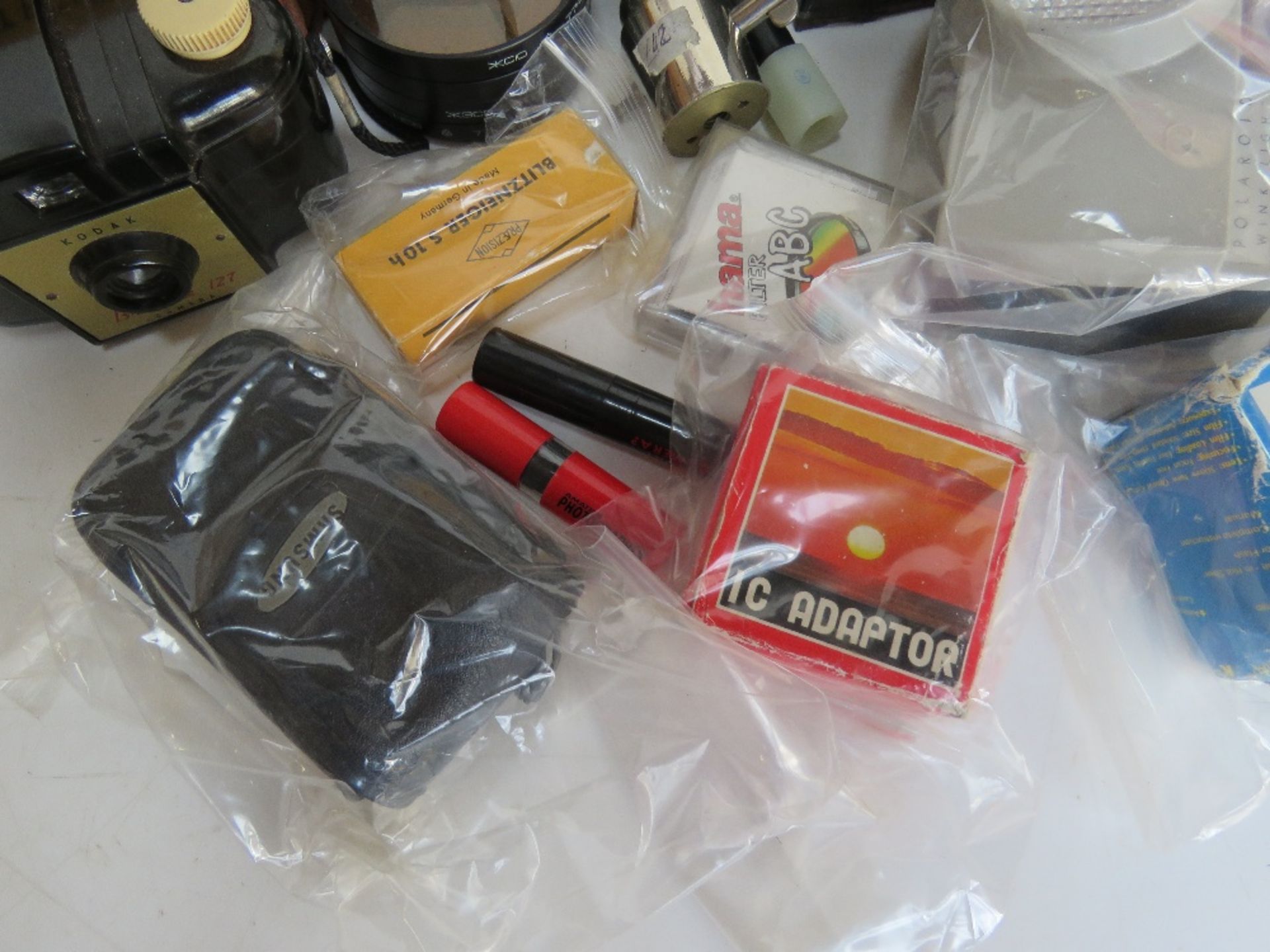 A quantity of assorted cameras and accessories inc Kodak Brownie 127, Polaroid Wink-Light, - Image 3 of 7