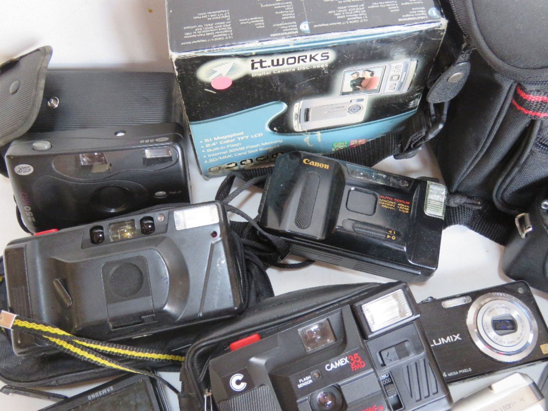 A quantity of assorted cameras and accessories inc Sony CyberShot Praktica MTL5B, Goldline Tele 110, - Image 3 of 5