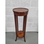 An Edwardian mahogany plant stand measuring approx 30cm dia, 91.5cm high.