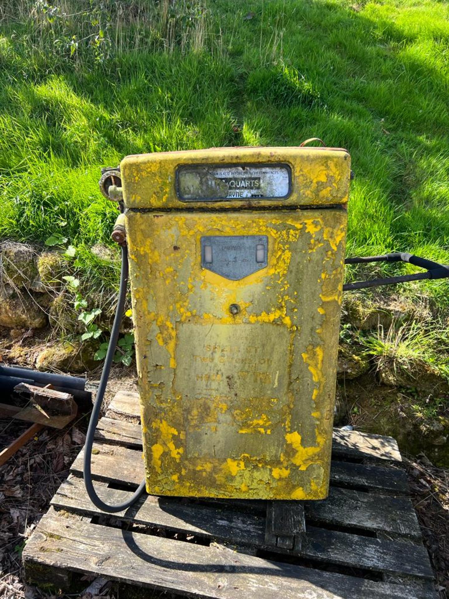 A vintage Shell 2T petrol pump in barn find condition. - Image 4 of 7