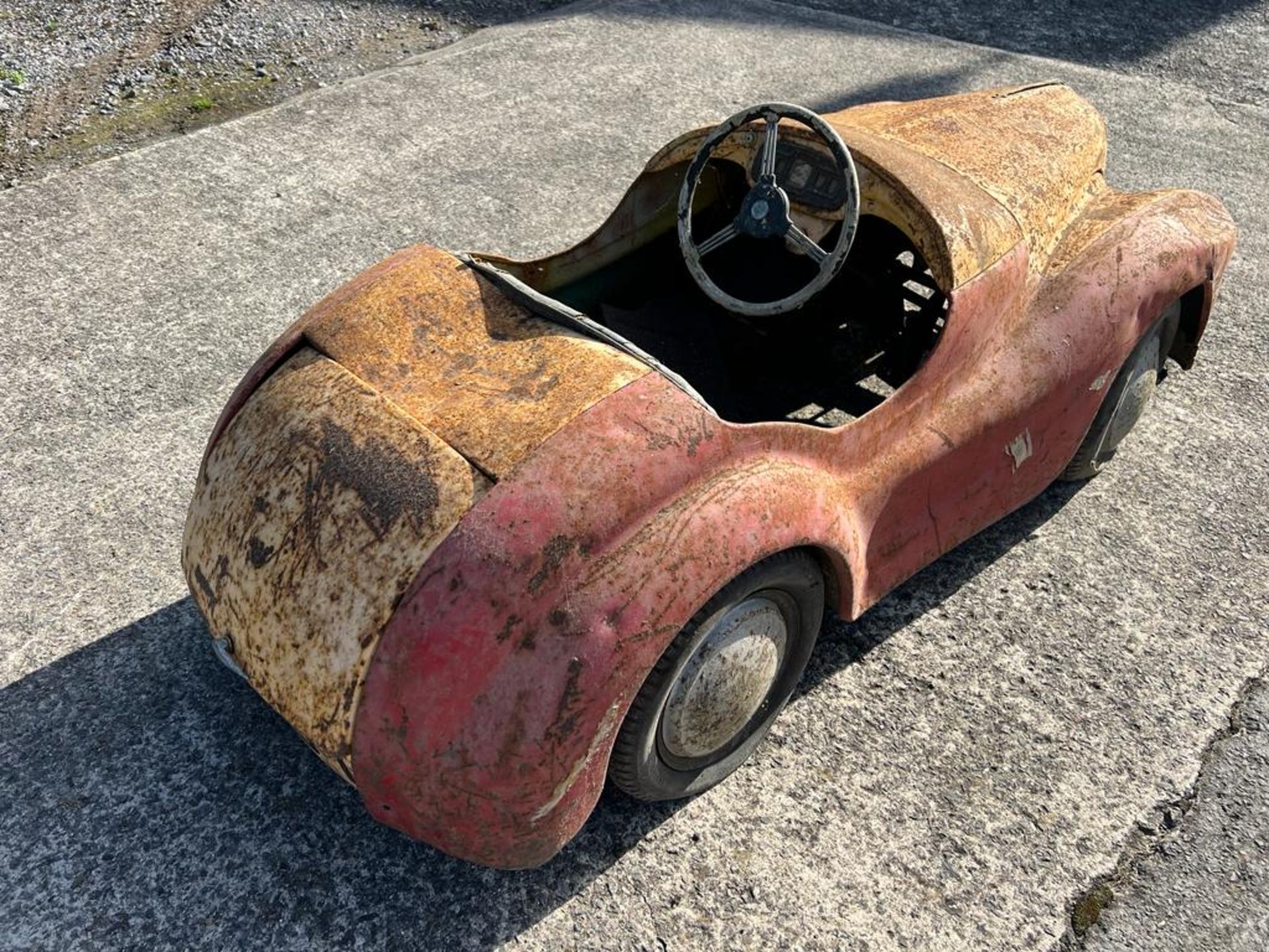 A vintage Austin J40 pedal car in barn find condition. - Image 8 of 12