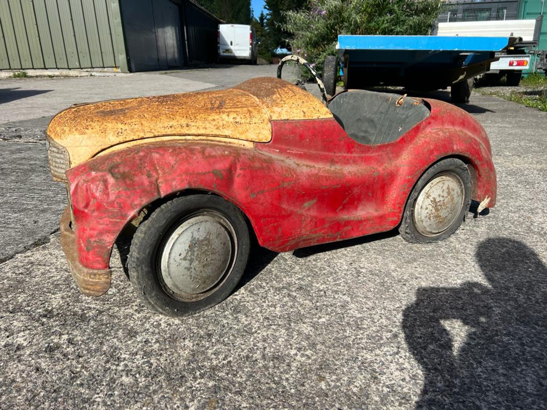 A vintage Austin J40 pedal car in barn find condition. - Image 2 of 12