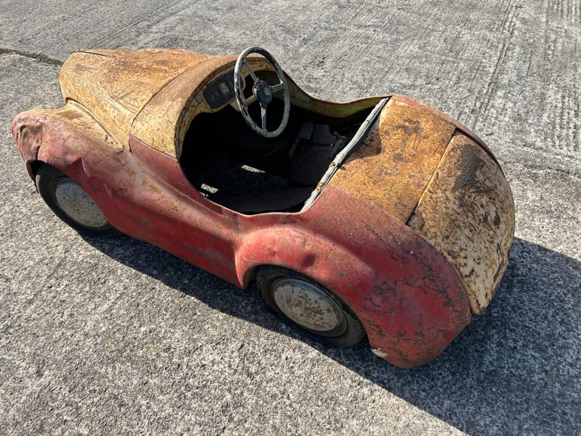 A vintage Austin J40 pedal car in barn find condition. - Image 7 of 12