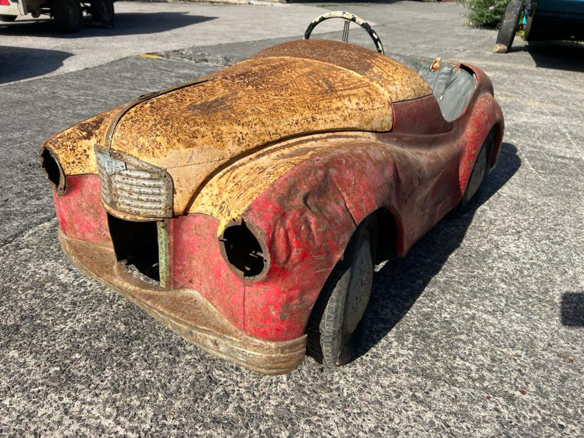 A vintage Austin J40 pedal car in barn find condition. - Image 4 of 12