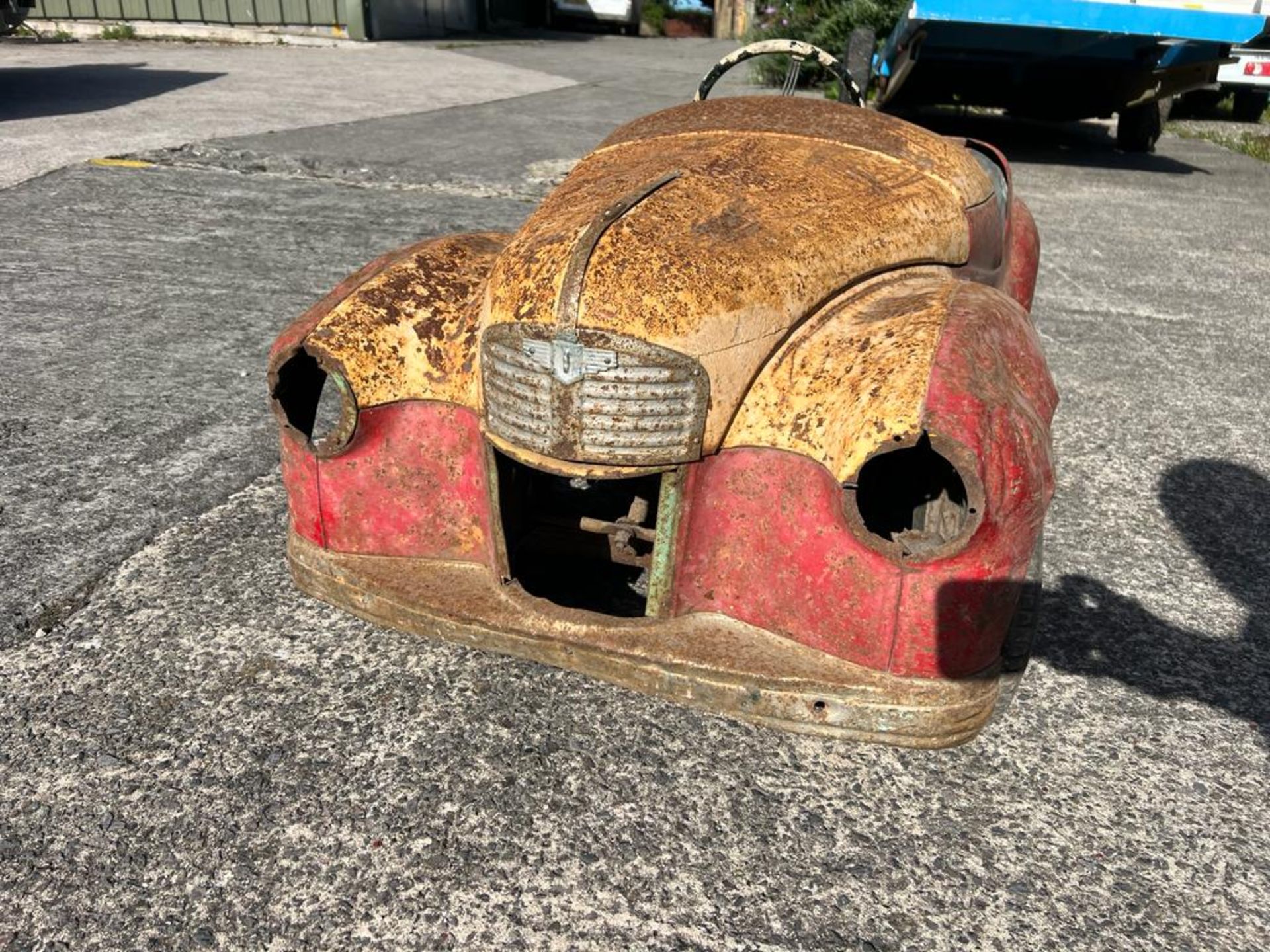 A vintage Austin J40 pedal car in barn find condition. - Image 6 of 12