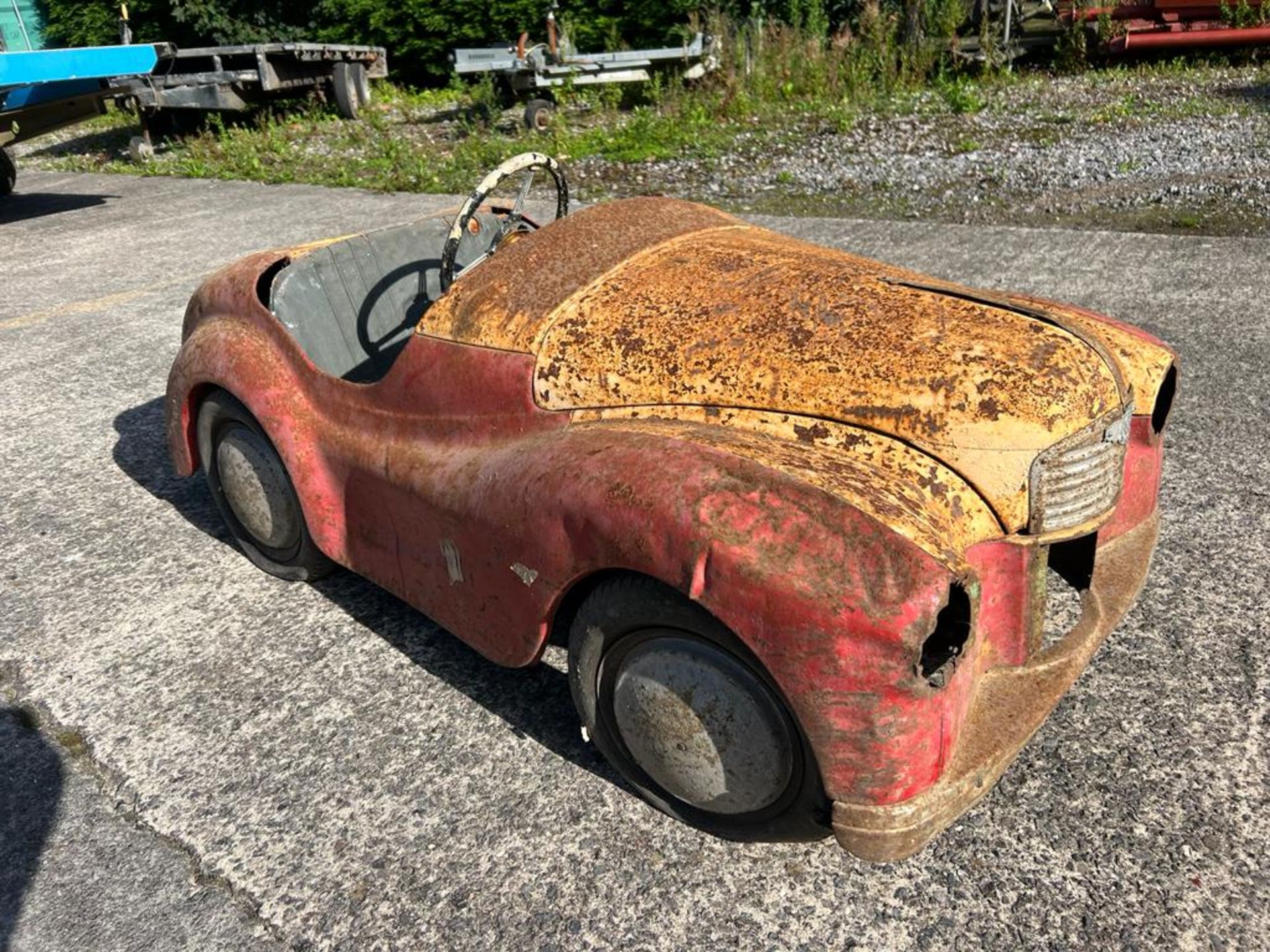A vintage Austin J40 pedal car in barn find condition. - Image 3 of 12