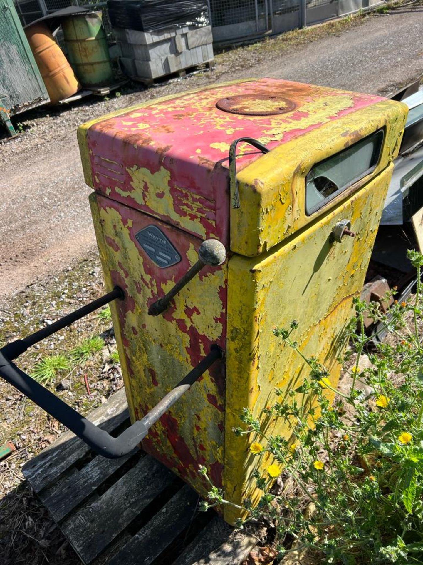 A vintage Shell 2T petrol pump in barn find condition. - Image 3 of 7